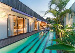 Villa Ubuntu by Optimum Bali Villas في كيروبوكان: مسبح امام بيت