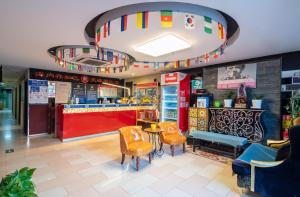 Restaurace v ubytování Spring Time Hostel--Nearby Tiananmen square & Forbidden City & Wangfujing Street & Line 5,6 Subway Nearby,Free WiFi