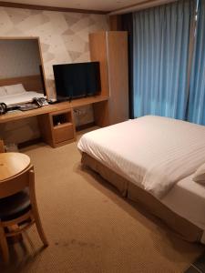 Tempat tidur dalam kamar di YangYang International Airport Hotel