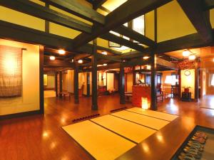 una stanza con tavoli da ping pong in un edificio di Matsunoi a Takayama