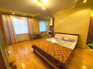 Un pat sau paturi într-o cameră la Кирова 37