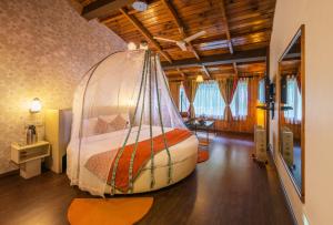 Postel nebo postele na pokoji v ubytování Honeymoon Inn Manali + 37 fotografií