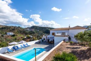 ein Bild einer Villa mit einem Pool in der Unterkunft Casa Mari in Almogía