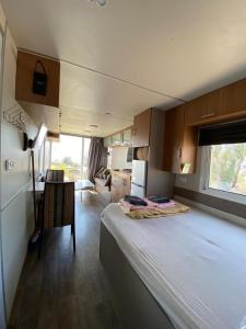 Tempat tidur dalam kamar di suite truck- Natura Eco farm