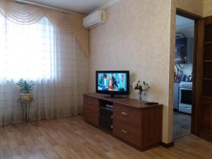 een woonkamer met een televisie op een dressoir bij Apartment Akademika Krilova 7 in Sevastopol