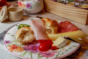 Jedlo v ubytovaní bed & breakfast alebo blízkom okolí