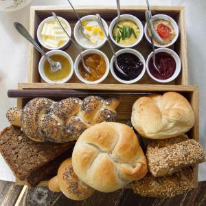 Jedlo v ubytovaní bed & breakfast alebo blízkom okolí