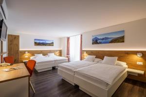 Un pat sau paturi într-o cameră la Hotel Bernerhof
