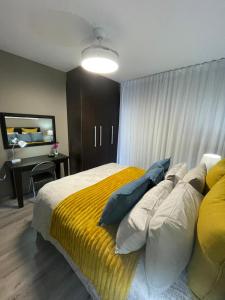 Кровать или кровати в номере Infinity Self Catering Beachfront Apartment 302