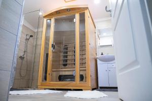 bagno con doccia in legno e lavandino di Villa Friends - családoknak és baráti társaságoknak a Balatonberény Altre 27 foto