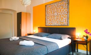 ウィーンにあるHighlight Suite Donaustadtのベッドルーム1室(ベッド1台、タオル2枚付)