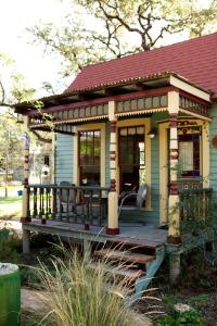 ein kleines Haus mit einer Terrasse im Hof in der Unterkunft Park Lane Guest House in Austin