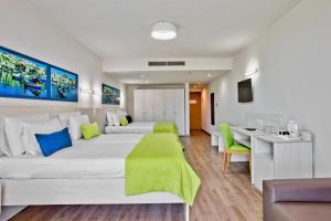 TV a/nebo společenská místnost v ubytování Hotel Santana