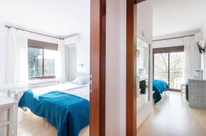 Cama o camas de una habitación en Els Caçadors de Maçanet