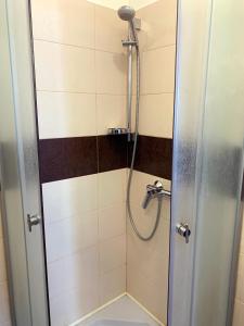 eine Dusche mit einem Schlauch in einem Badezimmer in der Unterkunft Excellent apartment in the center of Odessa in Odessa