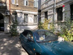 ein blaues Auto, das vor einem Gebäude parkt in der Unterkunft Excellent apartment in the center of Odessa in Odessa