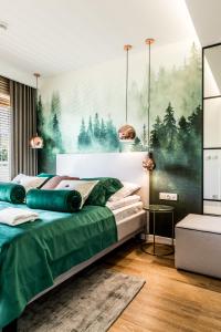 1 dormitorio con 2 camas y una pintura de árboles en Białka Residence Ski - 100m do Termy Bania, en Białka Tatrzanska