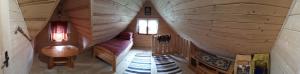 een uitzicht op een kamer in een tiny house bij Domek na uboczu in Klikuszowa