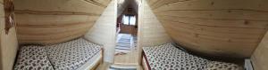 een kleine kamer met 2 bedden in een tiny house bij Domek na uboczu in Klikuszowa