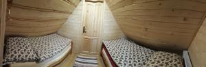 een kamer met 2 bedden in een kleine kamer bij Domek na uboczu in Klikuszowa