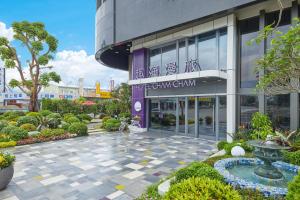 un edificio con patio frente a un edificio en Hotel Cham Cham Taitung Caesar Park Hotels & Resort en Taitung