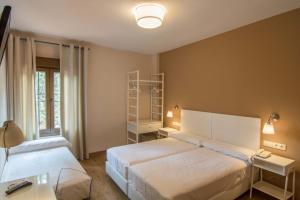 Un pat sau paturi într-o cameră la Hotel Los Cigarrales