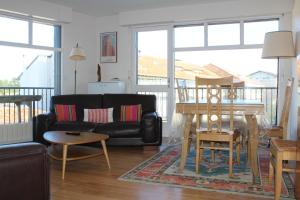 uma sala de estar com um sofá e uma mesa em GAMBETTA 2 AVEC LES CLES DE SAINT JEAN DE LUZ em Saint-Jean-de-Luz