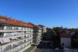 vista arial de um edifício de apartamentos em uma cidade em GAMBETTA 2 AVEC LES CLES DE SAINT JEAN DE LUZ em Saint-Jean-de-Luz