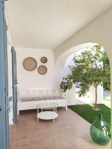 una habitación con un banco, una mesa y un árbol en Domaine l'Oiseau Bleu, en Sainte-Maxime
