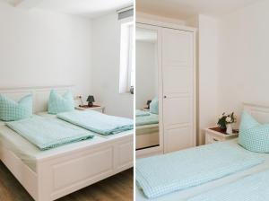 um quarto com 2 camas e um espelho em Ferienwohnung Ingrid Fröhlich em Volkach