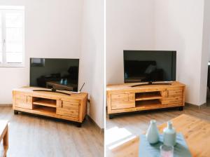 uma sala de estar com televisão e um centro de entretenimento em madeira em Ferienwohnung Ingrid Fröhlich em Volkach