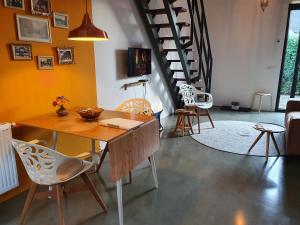 - un salon avec une table et des chaises en bois dans l'établissement B&B Mooi Zelhem, à Zelhem