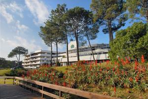 Um jardim em Hotel del Lago Golf & Art Resort