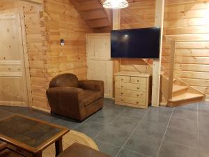 TV a/nebo společenská místnost v ubytování Refuges des Hauts