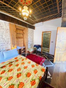 1 dormitorio con 1 cama en una habitación en Guesthouse Mele en Gjirokastër