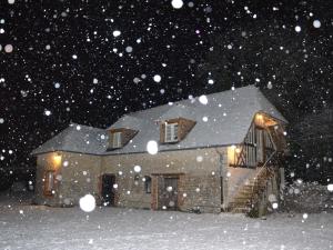 una casa coperta di neve di fronte di Maison d'Hôtes la Bihorée a Lisieux