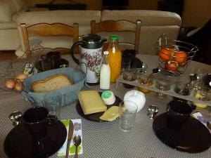 een tafel met een tafelkleed met eten en drinken bij la Bergerie du Bois Joannin 1497 route des fleuriats in Iguerande