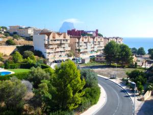 una strada in una città con una montagna sullo sfondo di Apartment Cala Manzanera-2 by Interhome a Calpe