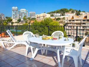 una mesa blanca y sillas en un patio con vistas en Apartment Manzanera by Interhome, en Calpe