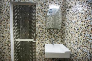 Bathroom sa Hotel Rajeswari International