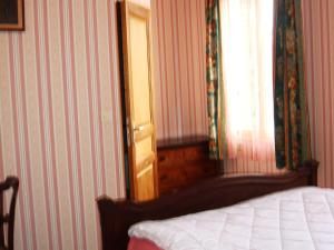 1 dormitorio con cama, ventana y puerta en Leval, en Trefcon