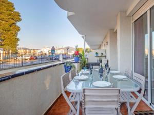 A balcony or terrace at Apartment Symar by Interhome