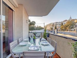 A balcony or terrace at Apartment Symar by Interhome