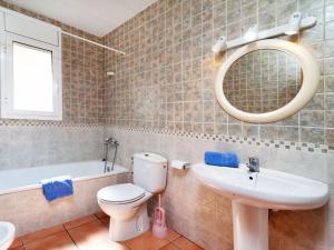 Bathroom sa Villa Mimosa II by Interhome