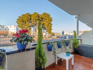 A balcony or terrace at Apartment Symar by Interhome