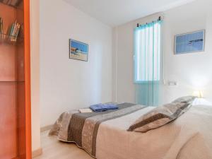 A bed or beds in a room at Apartment Symar by Interhome