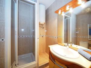 A bathroom at Apartment Symar by Interhome