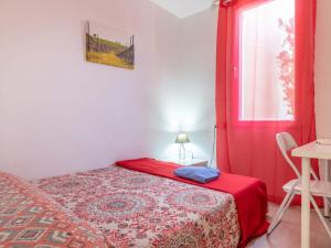 A bed or beds in a room at Apartment Symar by Interhome