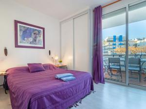 ロザスにあるApartment SYMAR by Interhomeのベッドルーム(紫色のベッド1台、大きな窓付)
