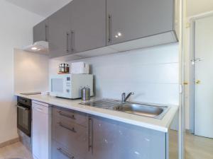 A kitchen or kitchenette at Apartment Symar by Interhome